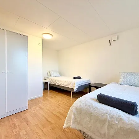 Work-ready 3br - 6 Single Beds - 10 Min To Volvo Ferienhaus *