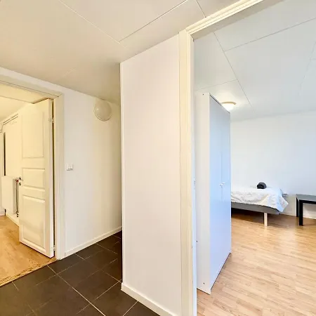Work-ready 3br - 6 Single Beds - 10 Min To Volvo