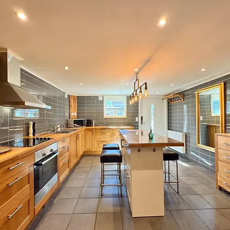 With Private Entrance & Office Near Ullevi & Volvo Apartament
