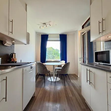 2br Worker & Family Near Volvo With Free Parking Διαμέρισμα