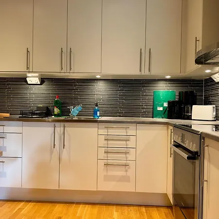 2br Workers Near Volvo With Free Parking *