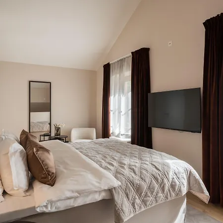 Apart Otel Live And Ekmanska 4*
