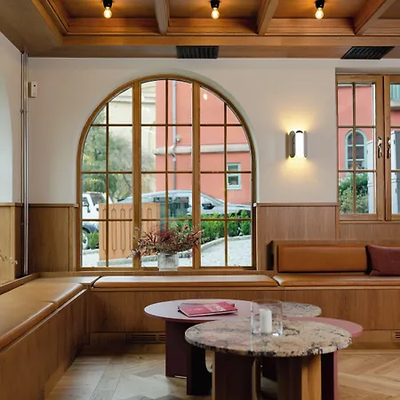 Apart Otel Live And Ekmanska 4*
