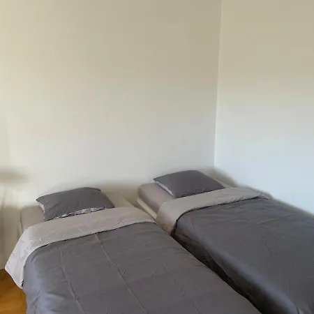 Cozy With Courtyard - Near Center Apartment