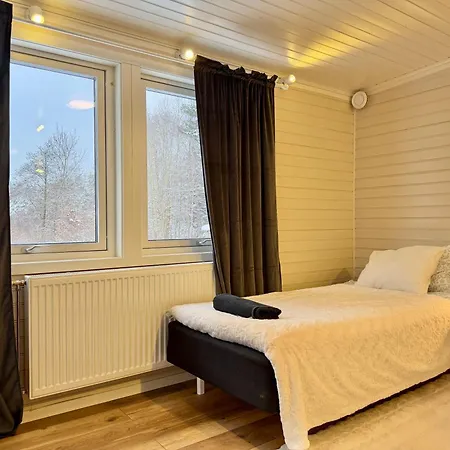 Workers Premium House With 6 Bedrooms 2 Bath And Free Parking *