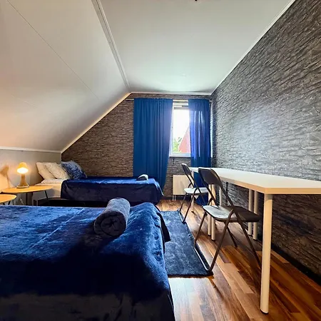Workers With 4 Bedrooms 8 Beds And 2 Bath Near Volvo *