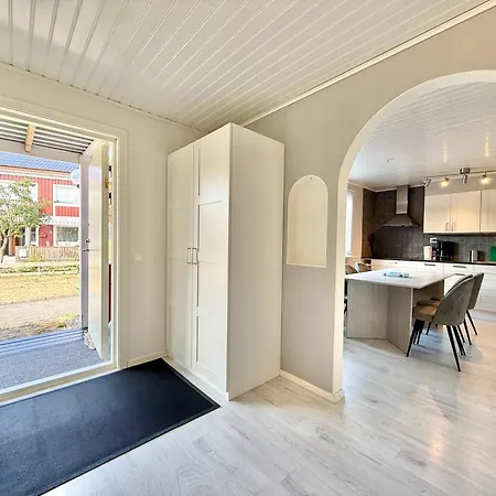 Workers With 4 Bedrooms 8 Beds And 2 Bath Near Volvo