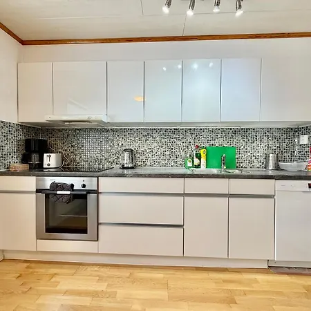 Workers Premium House With 6 Bedrooms 2 Bath And Free Parking