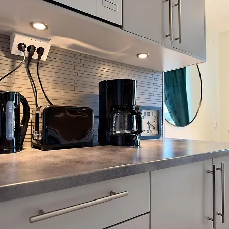 6 Single Beds - 2 Bedrooms - Balcony & Garage Apartment