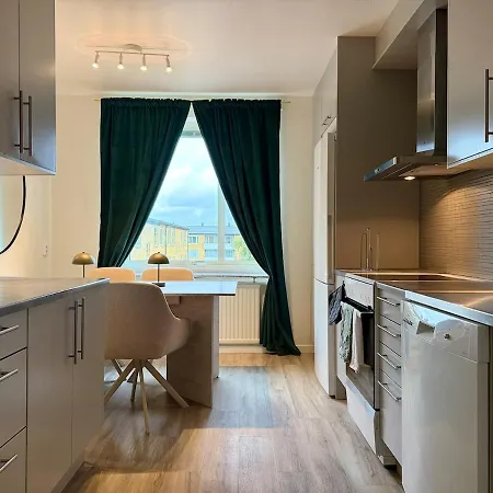 6 Single Beds - 2 Bedrooms - Balcony & Garage *