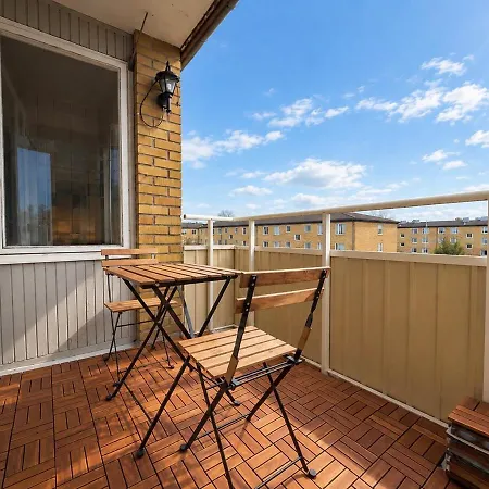 6 Single Beds - 2 Bedrooms - Balcony & Garage Apartment *