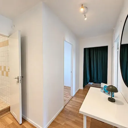 Work - 6 Single Beds - Balcony & Garage Apartment