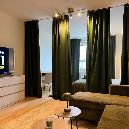 6 Single Beds - 2 Bedrooms - Balcony & Garage *