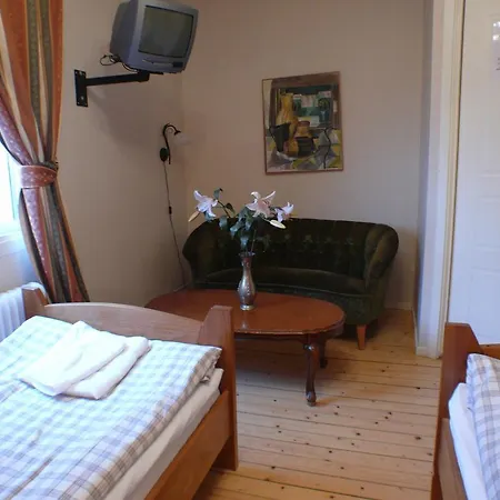 מלון Hotel Nice Bed & Breakfast 3*
