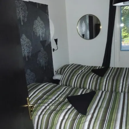Gustav Bed & Kitchenette
