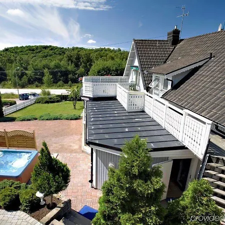 Treetop Hangout & 3*