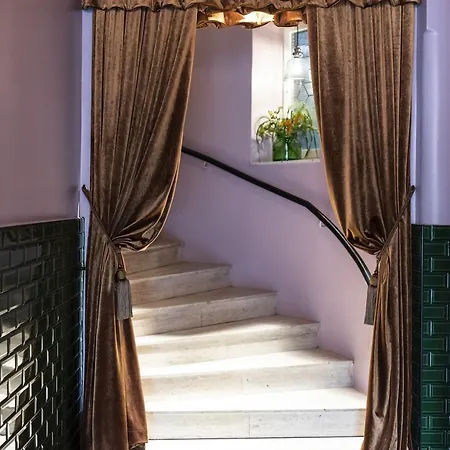 Flora Hotel