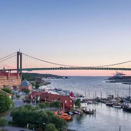 فندق Quality Waterfront 4*