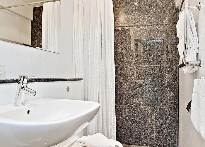 Western Arena Hotell 3*