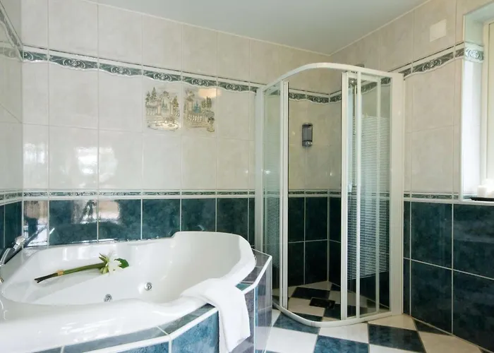 Treetop Hangout & 3*