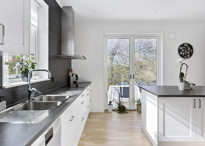 Modernt Hus Med Parkeringsplatser Och Traedgard Willa *