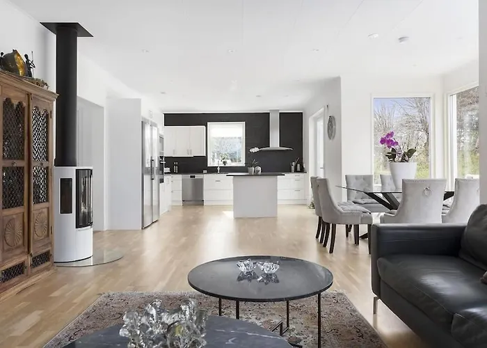 Willa Modernt Hus Med Parkeringsplatser Och Traedgard