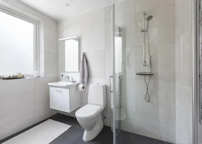 Modernt Hus Med Parkeringsplatser Och Traedgard *