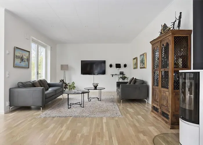 Modernt Hus Med Parkeringsplatser Och Traedgard Willa