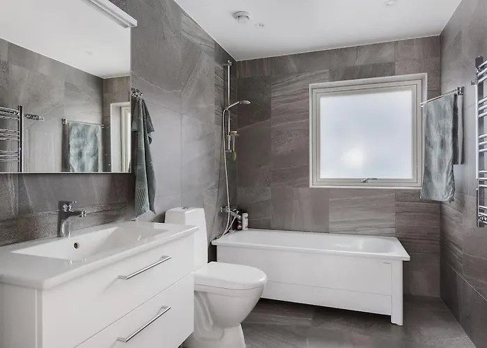 Willa Modernt Hus Med Parkeringsplatser Och Traedgard *