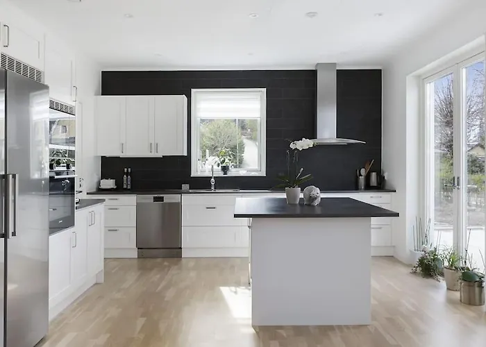 Willa Modernt Hus Med Parkeringsplatser Och Traedgard Göteborg