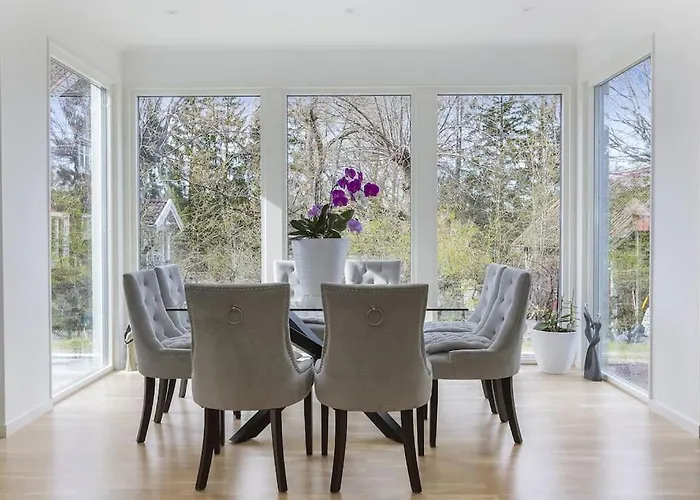 Modernt Hus Med Parkeringsplatser Och Traedgard Willa