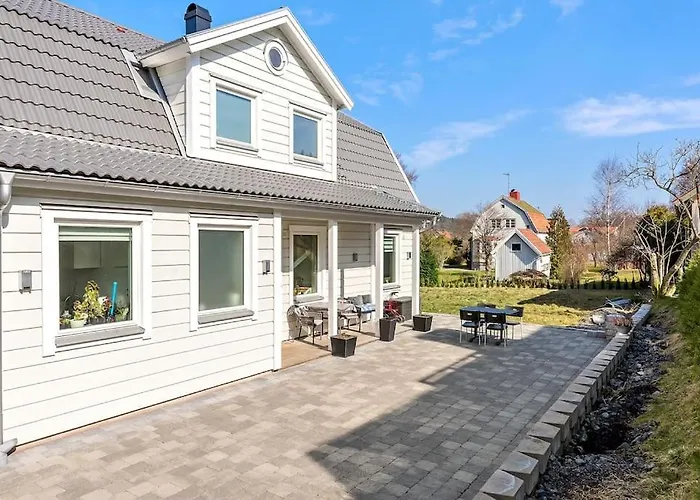 Modernt Hus Med Parkeringsplatser Och Traedgard