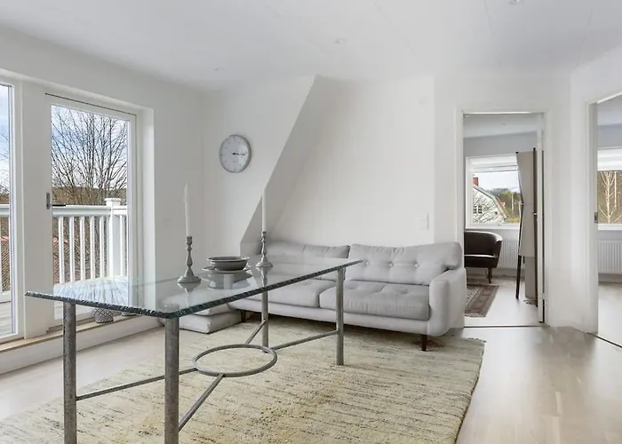 Modernt Hus Med Parkeringsplatser Och Traedgard *