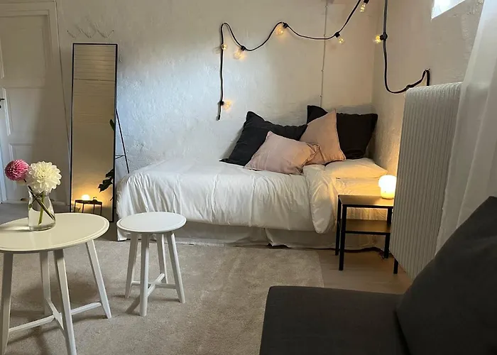 Spacious & Affordable Stay, 8 Sleeps With Garden! *