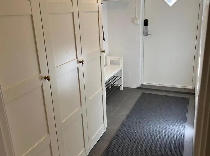 Spacious & Affordable Stay, 8 Sleeps With Garden! *