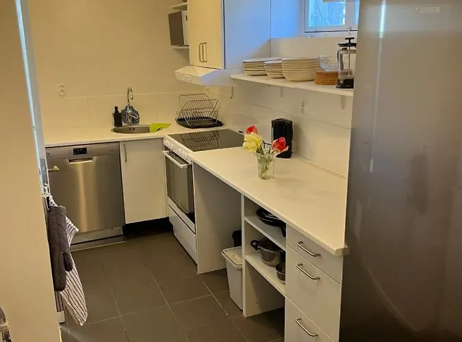 Spacious & Affordable Stay, 8 Sleeps With Garden! Göteborg