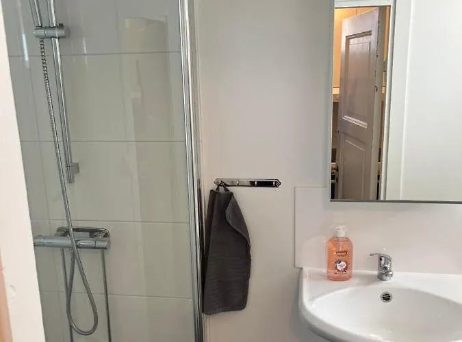 Daire Spacious & Affordable Stay, 8 Sleeps With Garden! Göteborg