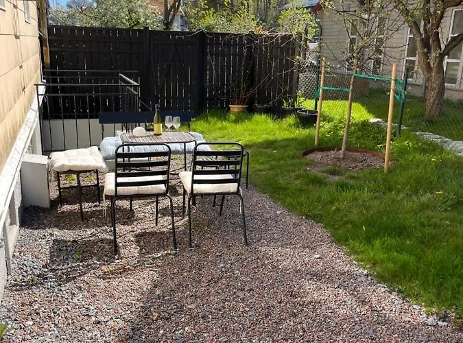 Daire Spacious & Affordable Stay, 8 Sleeps With Garden! Göteborg