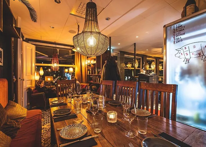 Spacious & Affordable Stay, 8 Sleeps With Garden! *