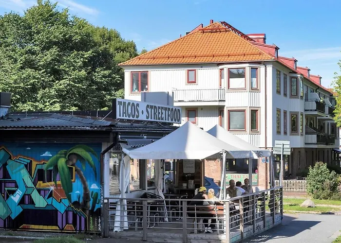 Spacious & Affordable Stay, 8 Sleeps With Garden! Apartament