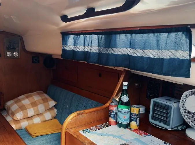 Downtown Sailboat - Vega 1 *