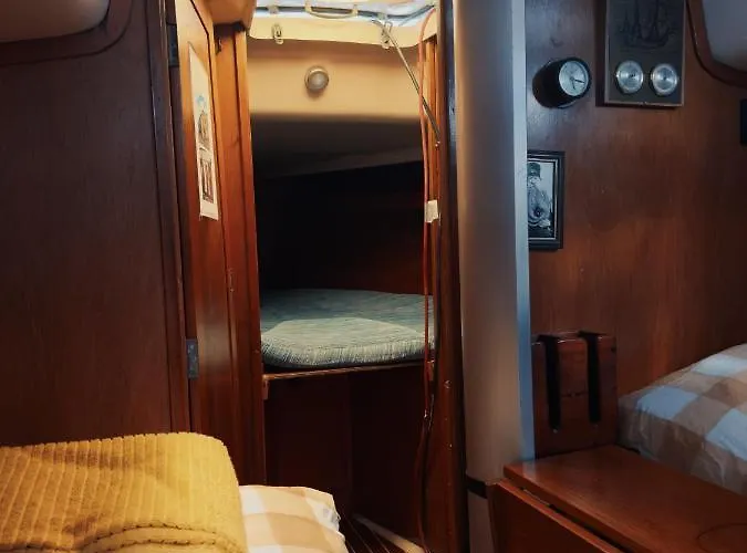 Downtown Sailboat - Vega 1 Botel