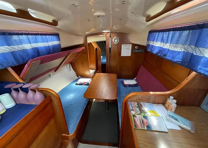 Downtown Sailboat - Vega 2 *