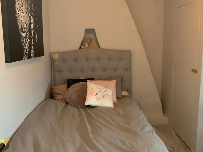 Charmigt Radhus I Centrala Villa *