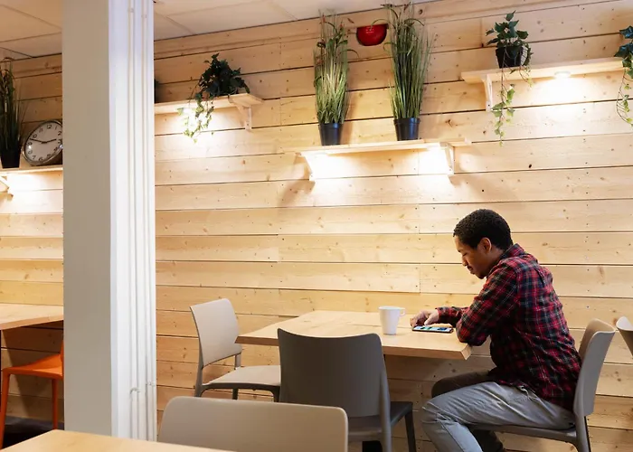 Slottsskogens Hostal *