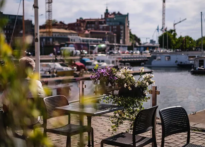 Downtown Sailboat - Vega 2 *