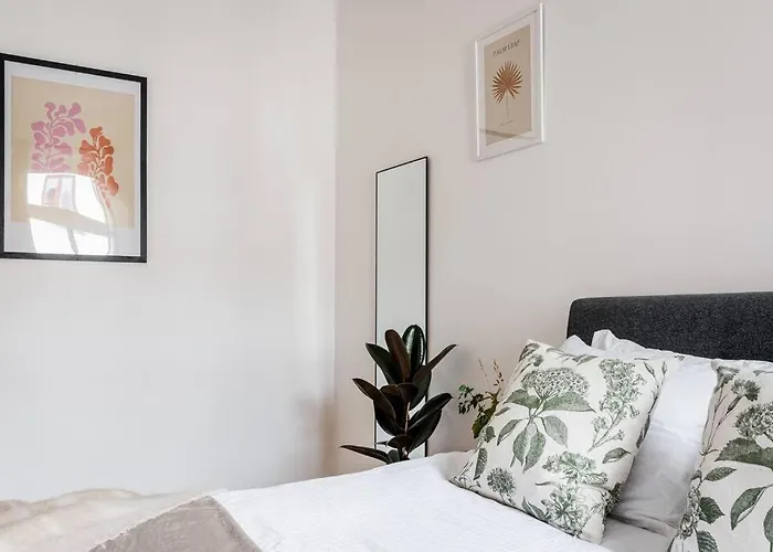 Large 2bd Apartment *