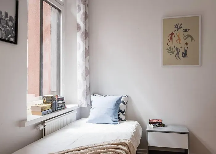 Large 2bd Apartment *