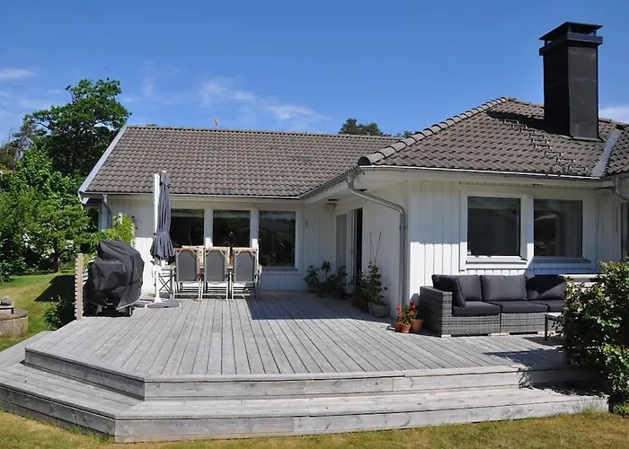 House By The Sea, Naeset 别墅