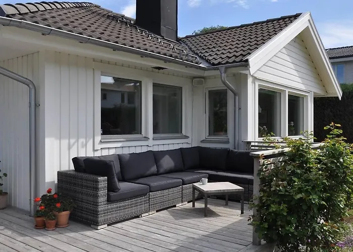 Villa House By The Sea, Naeset